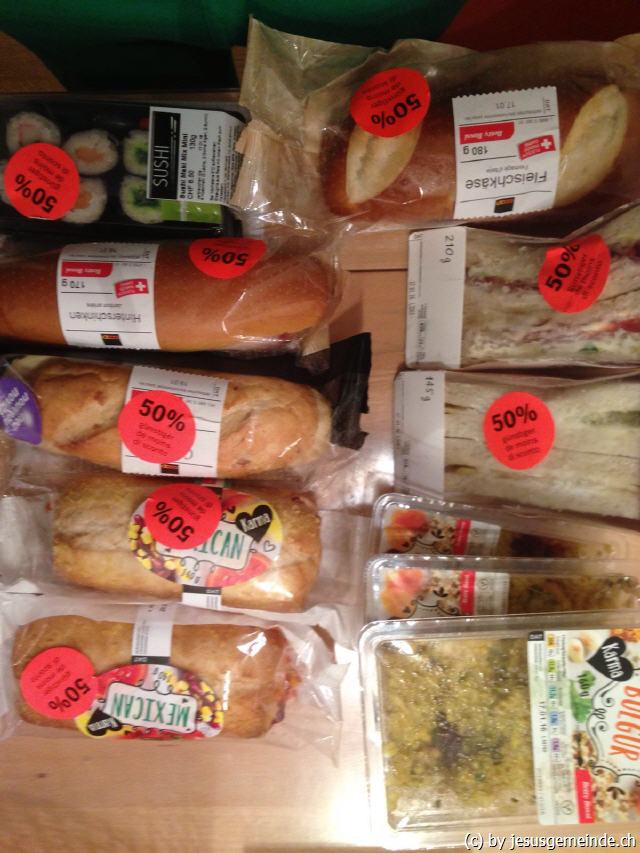 Viele leckere Nahrungsmittel werden verteilt