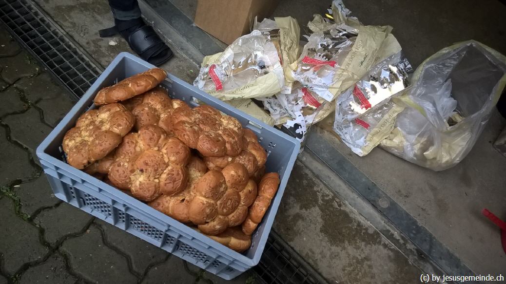 Regelmässige Brot- und Nahrungsmittelverteilung